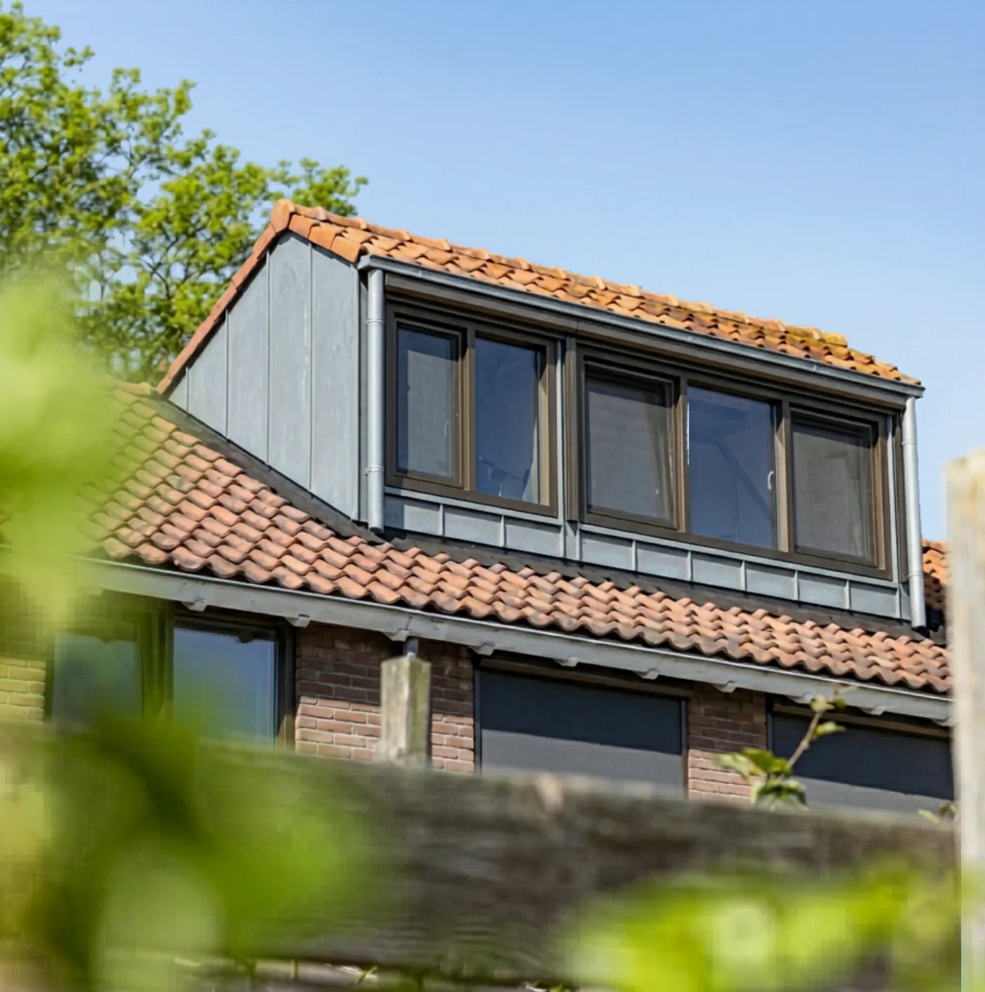 Stijlvolle nokverhoging geïntegreerd in de bestaande woningarchitectuur