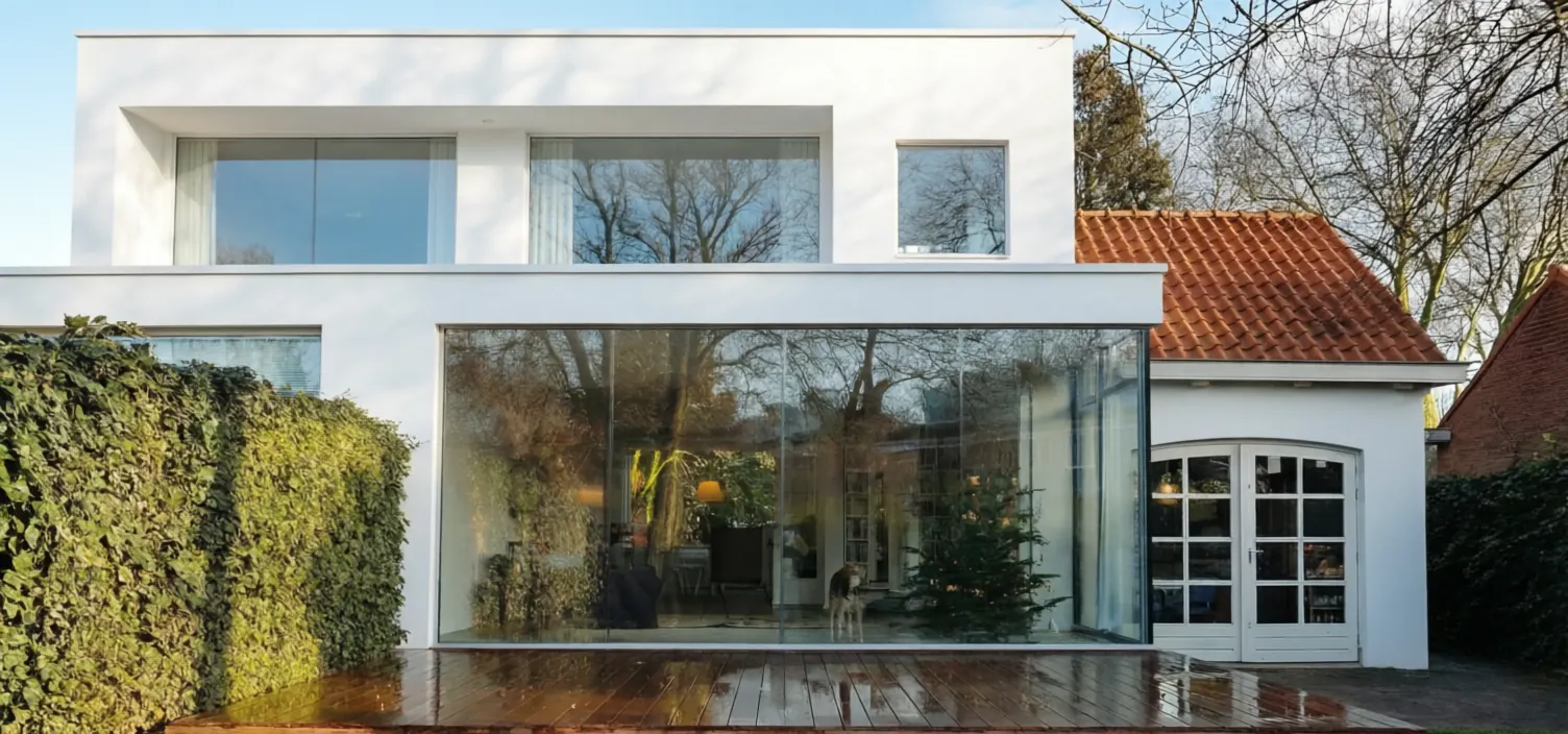 Illustratieve moderne uitbouw aan de achterzijde van een Nederlandse woning