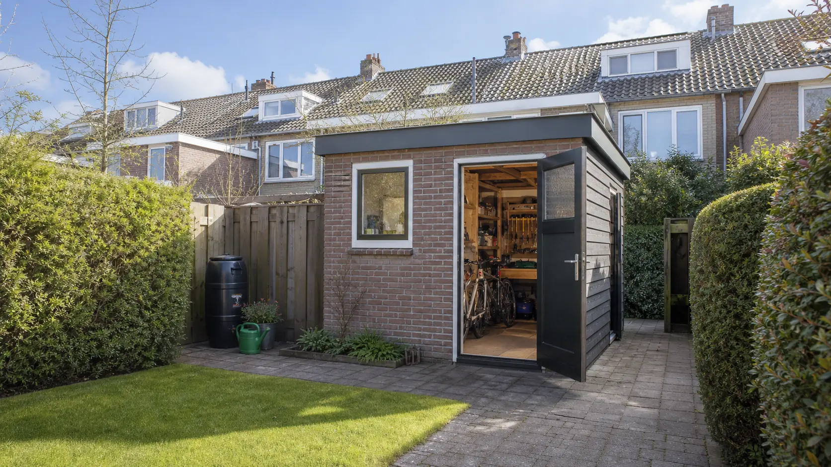 Illustratieve eenvoudige berging en hobbyruimte met fietsen, gereedschap en opslag